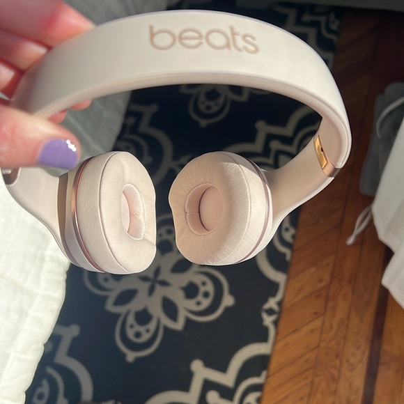 Beats Solo3 Wireless On-Ear Headphones - Matte Gold BASICALLY NEW - Picture 12 of 12